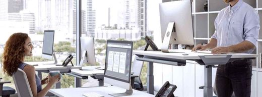 Beneficios de trabajar de pie con una mesa regulable