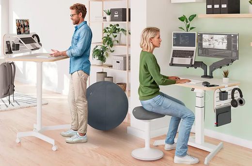 Beneficios de trabajar de pie con una mesa elevable