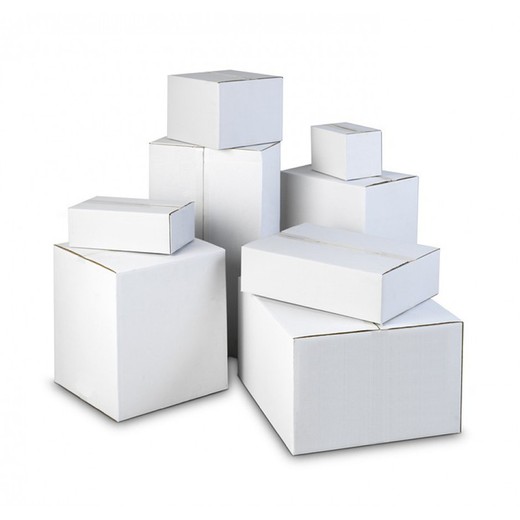 Boîtes en carton blanches simples. différentes tailles