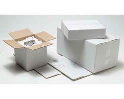 Cajas de cartón simple en color blanco.