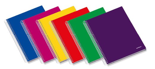 Cuaderno Din A-4 cubierta de plástico de colores surtidos.