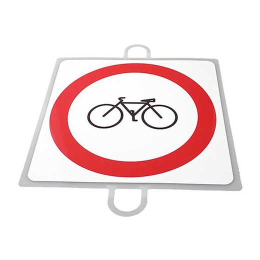 Panel de señalización de tráfico para picas. Prohibido bicicletas