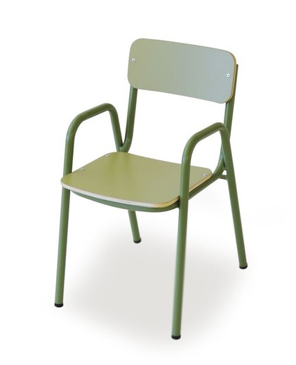 Cadeira infantil com braços com 26 cm de altura e diferentes acabamentos