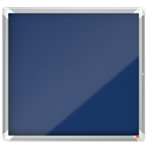 Vitrina de interior Nobo. Puerta batiente y superficie de tela azul. Dos tamaños