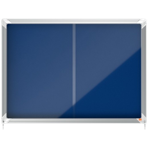 Vitrina de interior Nobo. Puerta deslizante y superficie de tela azul. Dos tamaños