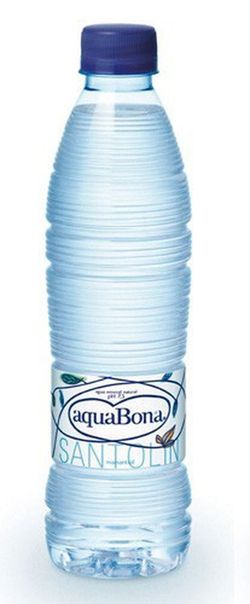 Agua mineral natural en diferentes envases