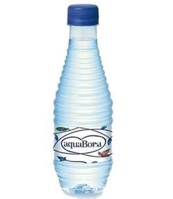 Agua mineral natural en diferentes envases