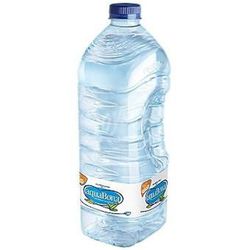 Agua mineral natural en diferentes envases