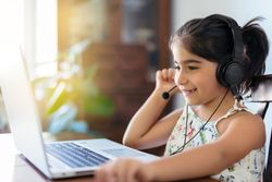 Fones de ouvido Kensington Hi-Fi com microfone e controle de volume