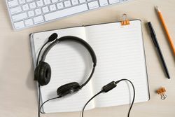 Fones de ouvido Kensington Hi-Fi com microfone e controle de volume