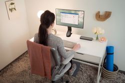 Bras d'économie d'espace SmartFit® pour un moniteur