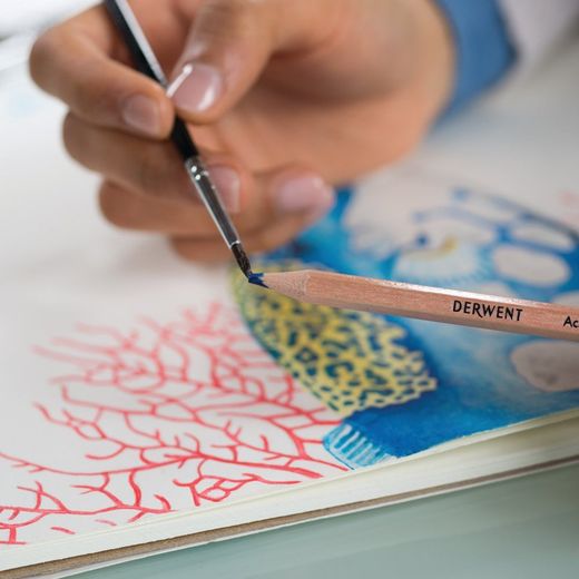 Caixa metálica com 12 lápis de cor aquarela Derwent