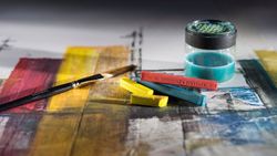 Caixa metálica com 12 barras Inktense