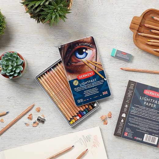 Caixa de metal com 12 lápis Derwent Lightfast (lightfast)
