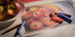 Caixa metálica com 12 lápis Derwent Pastel