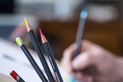 Boîte métal de 12 crayons Derwent Procolour