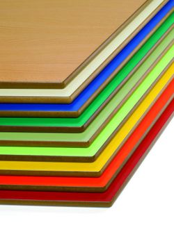 Carrinho de jogo escolar em cores diferentes