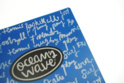 Étui en plastique bleu foncé au format folio New Neon