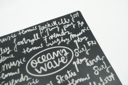 Étui avec couche de plastique, format papier noir Ocean’s Wave