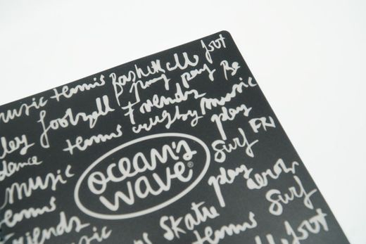 Étui avec couche de plastique, format papier noir Ocean’s Wave