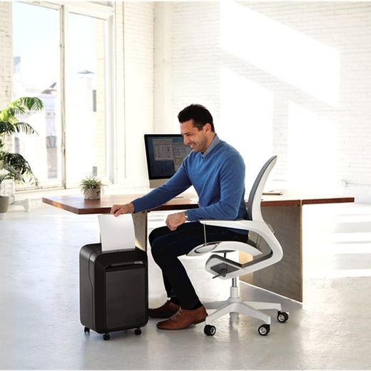 Le destroyer Fellowes lx210. mini-coupe