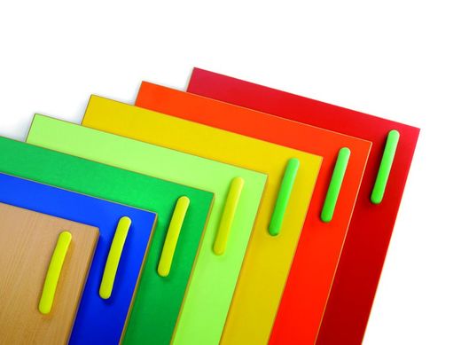 Estantería con armario superior en distintas alturas y colores en las puertas