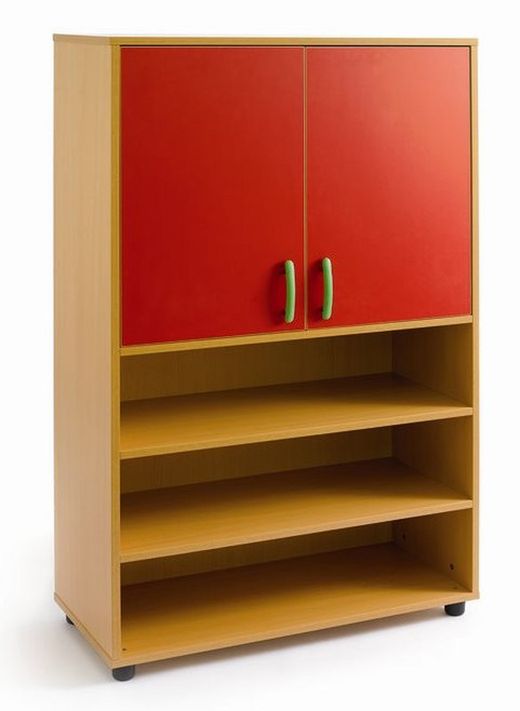 Estantería con armario superior en distintas alturas y colores en las puertas