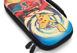 Cape de protection PowerA pour Nintendo Switch ou Nintendo Switch Lite - Pokémon : Charizard vs. Vortex Pikachu