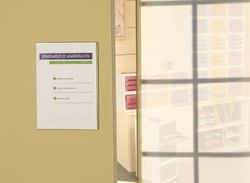 Présentoir porte-affiche mural en plastique