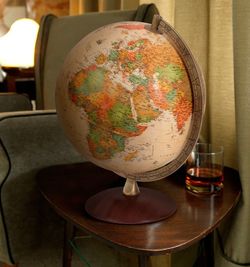 Globe Antiquus sur socle en bois avec lumière