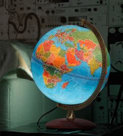 Globo terráqueo Astra. Fronteras y capitales con luz.