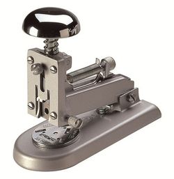 Grapadora el casco m-1 en gris metalizado