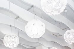 Conjunto de âncoras para suspensão de painéis de absorção de som