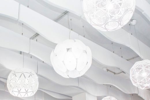 Conjunto de âncoras para suspensão de painéis de absorção de som