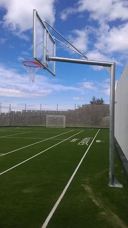 Juego de canastas galvanizadas fijas para baloncesto sin tablero y aro.