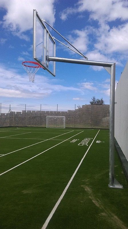 Juego de canastas galvanizadas fijas para baloncesto sin tablero y aro.