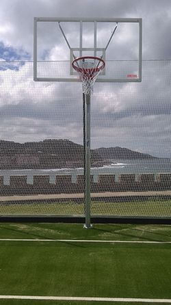 Juego de canastas galvanizadas fijas para baloncesto sin tablero y aro.