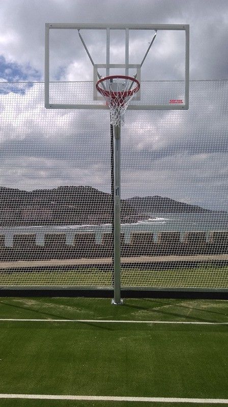 Juego de canastas galvanizadas fijas para baloncesto sin tablero y aro.