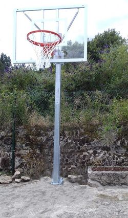 Juego de canastas galvanizadas fijas para minibasket sin tablero y aro.