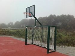 Ensemble de buts de futsal ou de handball et panier de panier