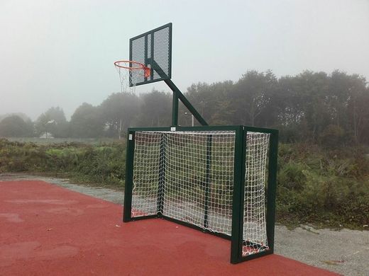 Ensemble de buts de futsal ou de handball et panier de panier