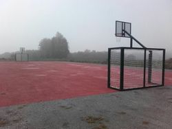 Ensemble de buts de futsal ou de handball et panier de panier
