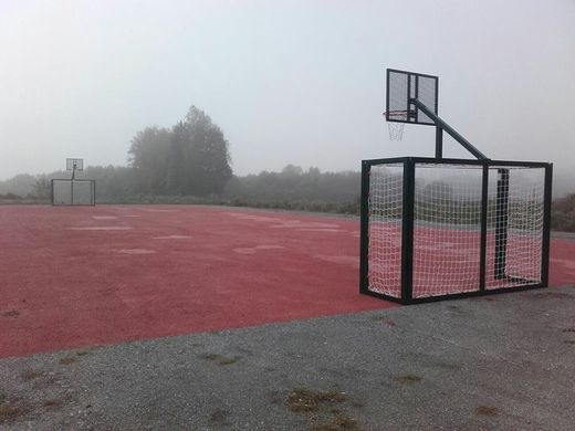 Ensemble de buts de futsal ou de handball et panier de panier