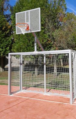 Ensemble de buts de futsal ou de handball et panier de panier