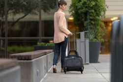 Maleta ejecutiva equilibrada con ruedas Contour™ 2.0 para portátiles — 15,6”