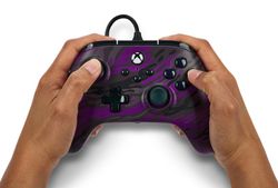 Mando alámbrico PowerA Advantage para Xbox Series X|S - Camuflaje morado