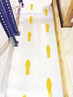 Marquage au sol. symboles adhésifs