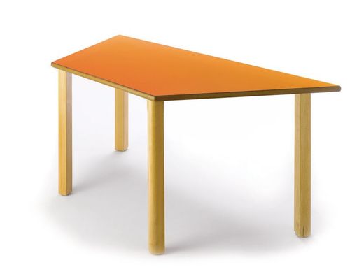 Mesa infantil de madera trapezoidal de 120 cm. en diferentes alturas y colores