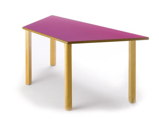 Mesa infantil de madera trapezoidal de 120 cm. en diferentes alturas y colores