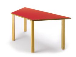 Mesa infantil de madera trapezoidal de 120 cm. en diferentes alturas y colores